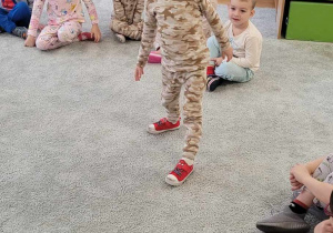 Pokaz mody piżamowej - kolejny chłopiec prezentuję piżamę wojskową.