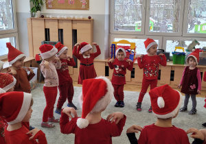 Dzieci tańczą do piosenki "Gąsienica Basia".