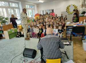 Panowie witają się z dziećmi i omawiają instrumenty, które ze sobą przywieźli.