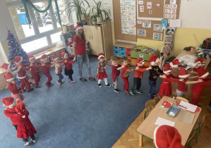 Dzieci Tańczą do piosenki "Jedzie pociąg z daleka".