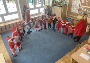 Dzieci Tańczą do piosenki "Gąsienica Basia".