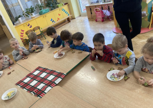 Dzieci zjadają przygotowane przez siebie pierniczki.