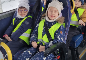Dzieci jadą busem do Baśniowej Kawiarenki.