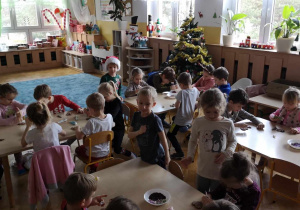 Dzieci dekorują swoje pierniczki.