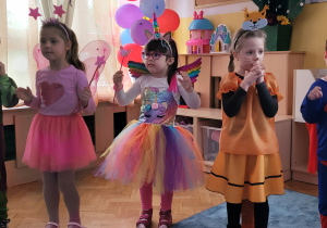 Dzieci tańczą do piosenki pt. "Kaczuszki".