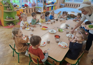 Dzieci zjadają swoje kolorowe kanapeczki.