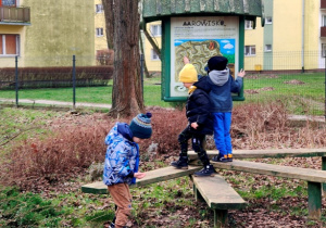 Chłopcy bawią się przy tablicy edukacyjnej "Mrowisko".
