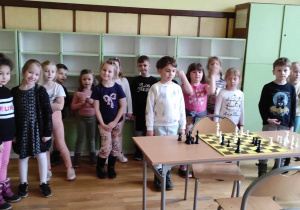 Dzieci znajdują się w klasie do gry w szachy.