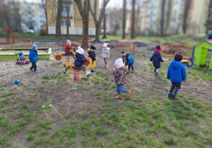 Zabawy w ogrodzie przedszkolnym.