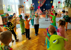 Dzieci w tańcu zamienione zostają w bociany.