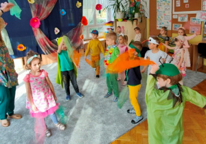 Dzieci do utworu A. Vivaldiego tańczą z kolorowymi chusteczkami.