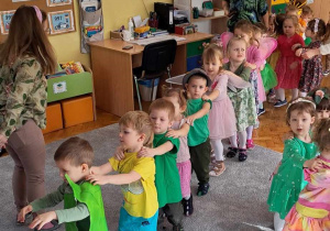 Dzieci tańczą do uwielbianej przez wszystkich piosenki "Jedzie pociąg z daleka".