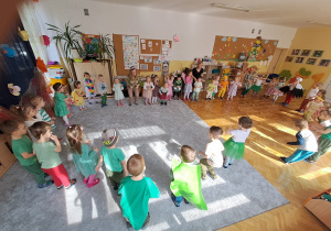 Dzieci tańczą do kolejnej wesołej piosenki Kaczuszki.