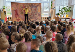 Aktorka teatru "Blaszany Bębenek" wita się z przedszkolakami.