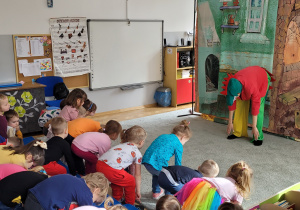 Dzieci ćwiczą wspólnie ze Smokiem Wawelskim.
