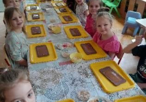 Dzieci dekorują swoje czekolady.