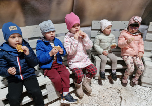 Dzieci jedzą pyszne pieczone pianki.