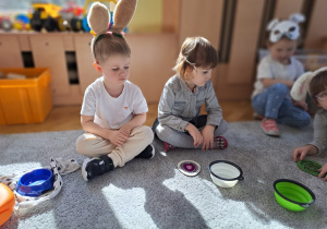 dziewczynka i chłopiec ułożyli jajka w całości z elementów.