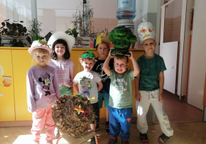 Laureaci konkursu. Od lewej: Kinga, Sara, Staś, Maciej, Oliwier i Oliwier.