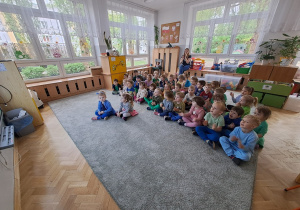 Dzieci wykonują zadania z Filmu edukacyjnego klaszczą i tupią.