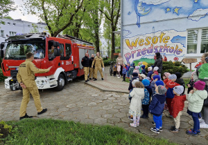 Dzieci słuchają strażackich syren.