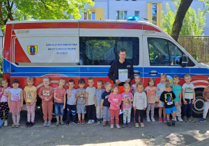 Pamiątkowe zdjęcia z ratownikiem medycznym przed karetką.