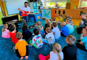 Gość prezentuje dzieciom przyniesiony instrument. Opowiada o nim.