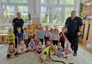 Pamiątkowe grupowe zdjęcie z funkcjonariuszami Straży Miejskiej z sekcji Animal Patrol.