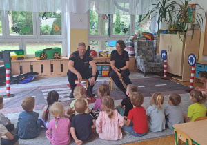 Funkcjonariusze Straży Miejskiej w Łodzi rozmawiają z dziećmi na temat bezpiecznego poruszania się po drodze.