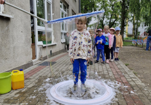 Chłopiec ukrył się w mydlanej bańce.