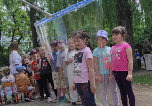 Dziewczynka z grupy "Biedronki" zostaje zamknięta w Bańce.