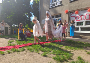 Oliwka z mamą prezentują piękne suknie z folii bombelkowej.