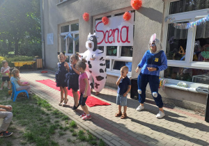 Mama Wiktorii i Franka oraz mama Hani i Olusia śpiewają piosenkę z bajki "Zwierzogród".