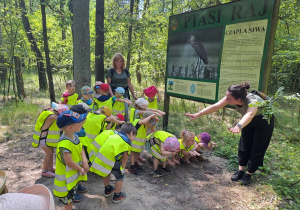 Dzieci próbują naśladować czaplę.