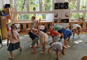 Dzieci uczestniczą w zajęciach pokazowych Hulajjogi.