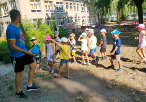 Dzieci poruszają się jak słonie- podnoszą wysoko kolana w czasie marszu.