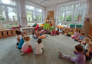 Dziewczynka sprawdza czy w górnych drogach oddechowych nic się nie znajduje.