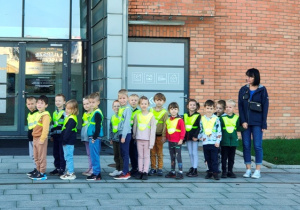 Grupa stoi przed budynkiem Planetarium.