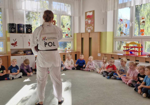 Pani instruktorka wita się ze wszystkimi dziećmi.