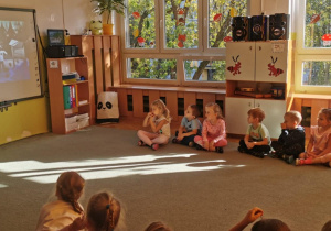 Dzieci oglądają bajkę edukacyjną dotyczącą bezpieczeństwa na przejazdach kolejowych.