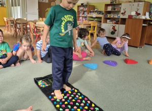 Chłopiec chodzi po macie sensorycznej.