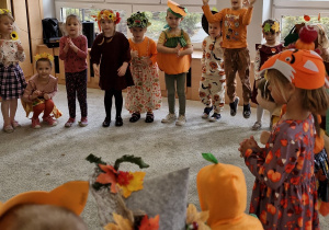 Dzieci tańczą do wesołej, jesiennej piosenki.