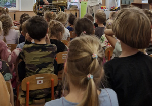 Pan Feliks wita się z dziećmi i opowiada o tubie.