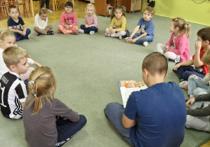 Cała Polska czyta dzieciom - dzieci słuchają bajki czytanej przez Kacperka, starszego brata Borysa z gr. Pszczółki.