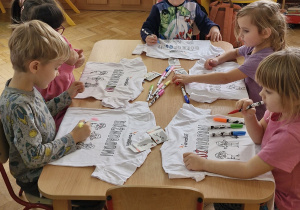 Dzieci kolorują mazakami t-shirty z logo fundacji Avalon i nazwą akcji "Różnorodni".