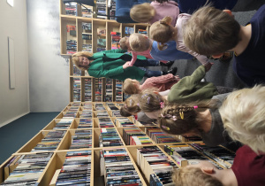 Dzieci zwiedzają zakamarki biblioteki "Traf"