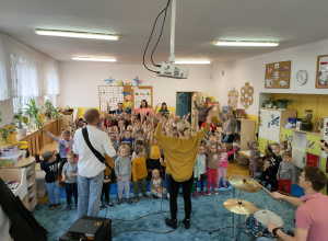 Dzieci śpiewają kolędy wspólnie z Panem Feliksem.