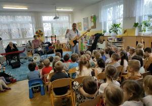 Pan Feliks wita się z publicznością i opowiada o temacie przewodnim koncertu.