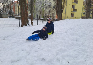 Chłopcy pozują do zdjęcia.