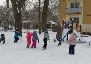 Bitwa na śnieżki z ciocią Olą.